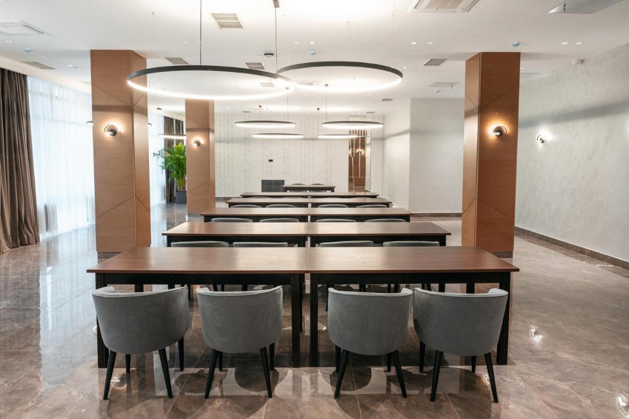 Raavah Aparthotel Алма Ата Екстериор снимка