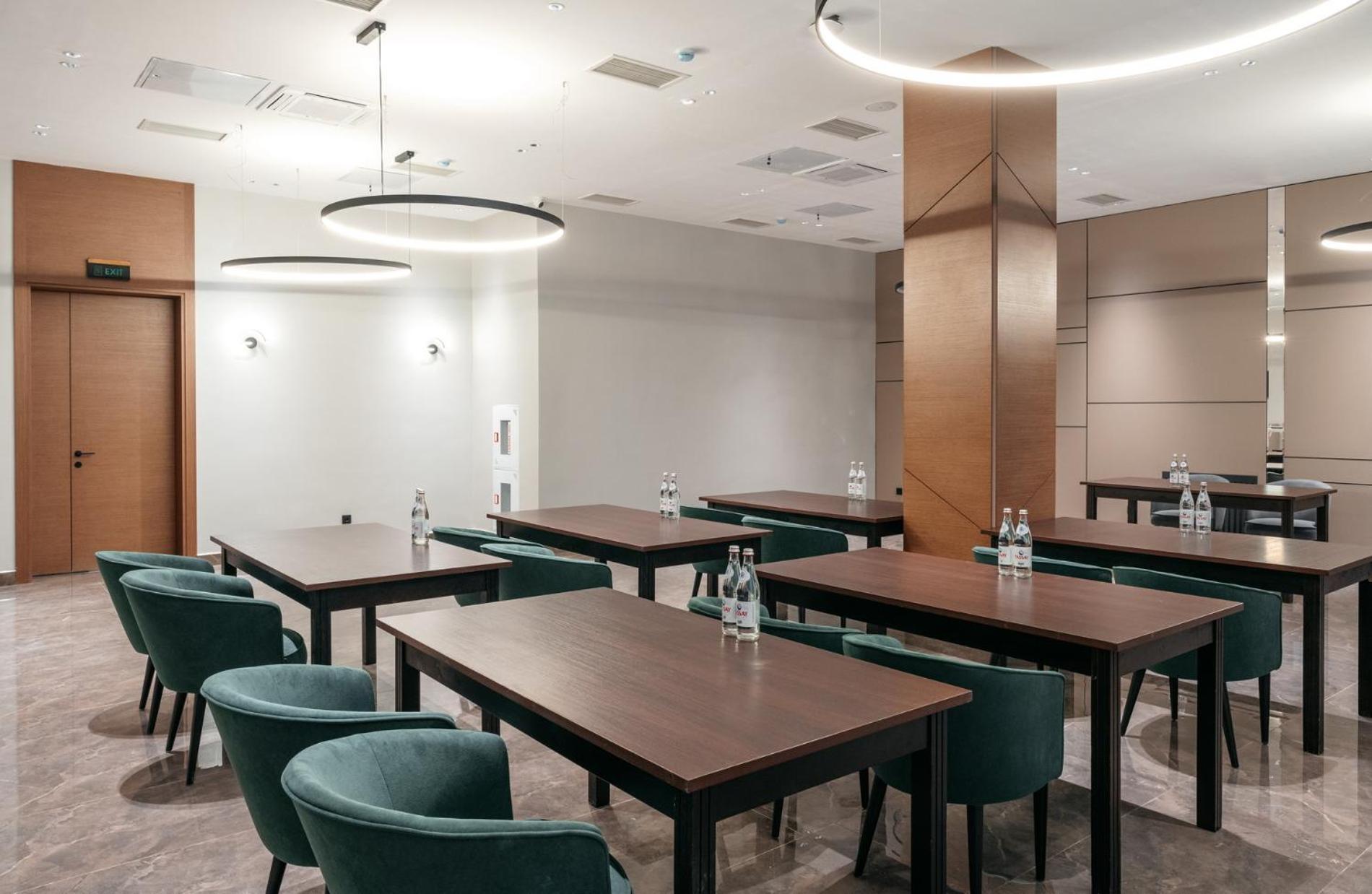 Raavah Aparthotel Алма Ата Екстериор снимка